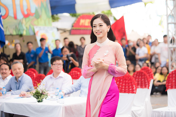 Sự xuất hiện của Á hậu 1 Hoa hậu Việt Nam 2018 thu hút sự chú ý của thầy cô, các bạn sinh viên trong trường.