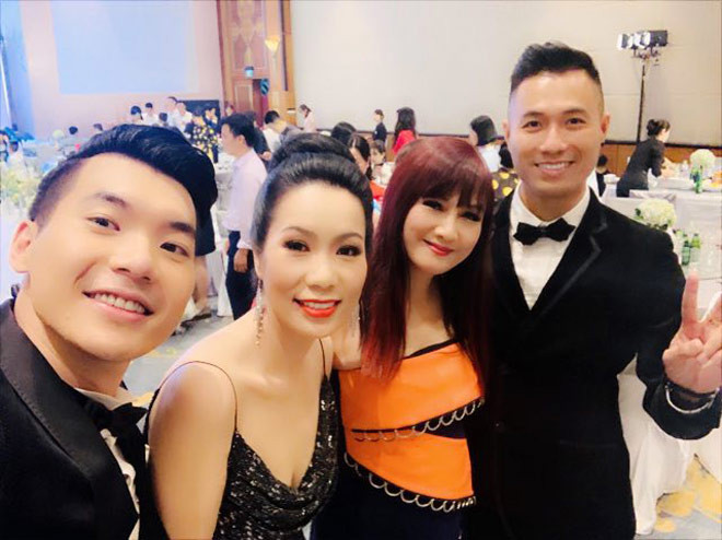 Nhiều bạn bè nghệ sĩ ở miền Nam đã đáp chuyến bay ra Hà Nội dự tiệc cưới của Trương Nam Thành. Nam diễn viên rất chu đáo, không chỉ gửi thiếp mời cưới còn nhắn tin thông báo lịch trình, nơi nghỉ và thời tiết ở Hà Nội.