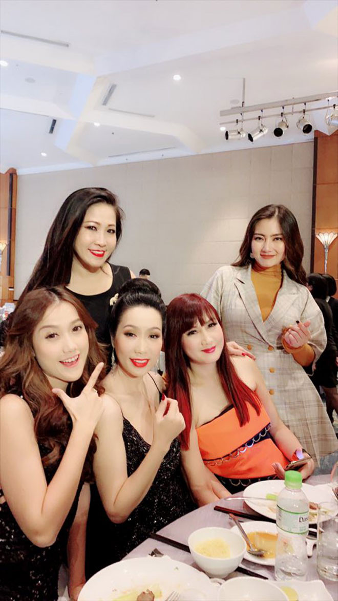 Nghệ sĩ Hiền Mai (váy cam) là một trong những người chị rất quý mến Trương Nam Thành. Chị đã bay từ Sài Gòn ra Hà Nội để kịp chúc mừng hạnh phúc nam diễn viên.