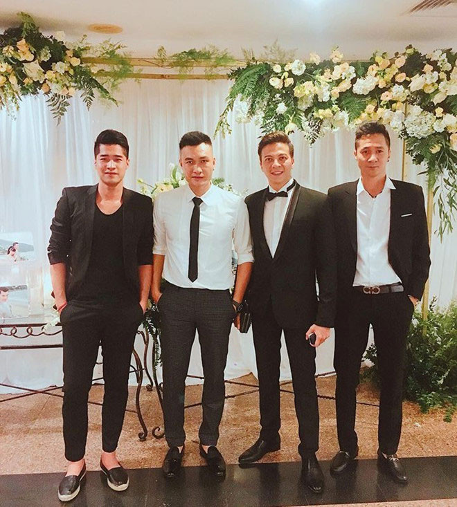 Nam diễn viên Hoàng Anh (thứ hai từ phải qua) cùng hội bạn của chú rể diện vest, sơ mi trắng bảnh bao.
