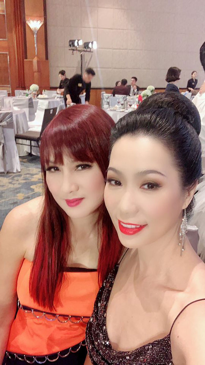 Nghệ sĩ Kim Chi và Hiền Mai cùng nhau chụp ảnh kỷ niệm.