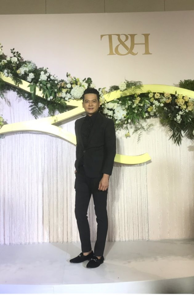 Diễn viên Hoàng Anh - vai Công phim Gạo nếp gạo tẻ - cũng bay từ Sài Gòn ra Bắc để mừng hạnh phúc cô dâu chú rể.