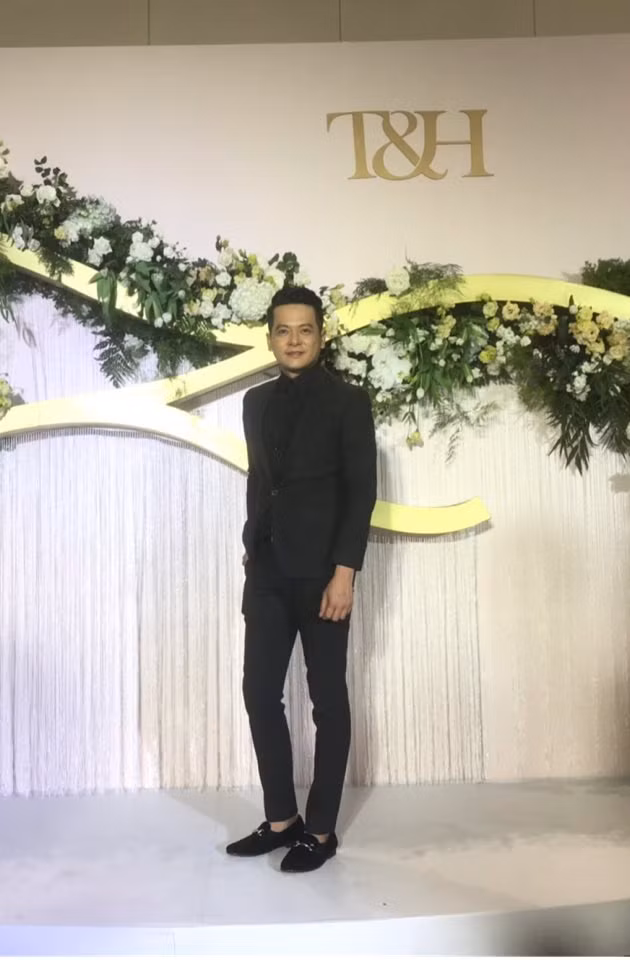 Diễn viên Hoàng Anh - vai Công phim Gạo nếp gạo tẻ - cũng bay từ Sài Gòn ra Bắc để mừng hạnh phúc cô dâu chú rể.