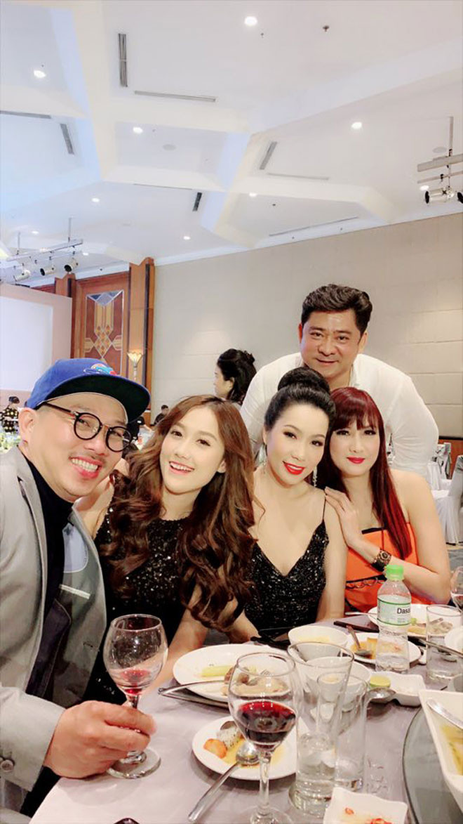 Các nghệ sĩ Huỳnh Anh Tuấn, Trịnh Kim Chi, Hiền Mai... có dịp hội ngộ trong tiệc cưới của Trương Nam Thành.