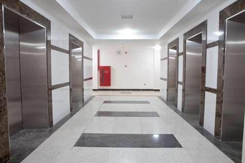 Hành lang bên ngoài khá sạch sẽ và thoáng mát.