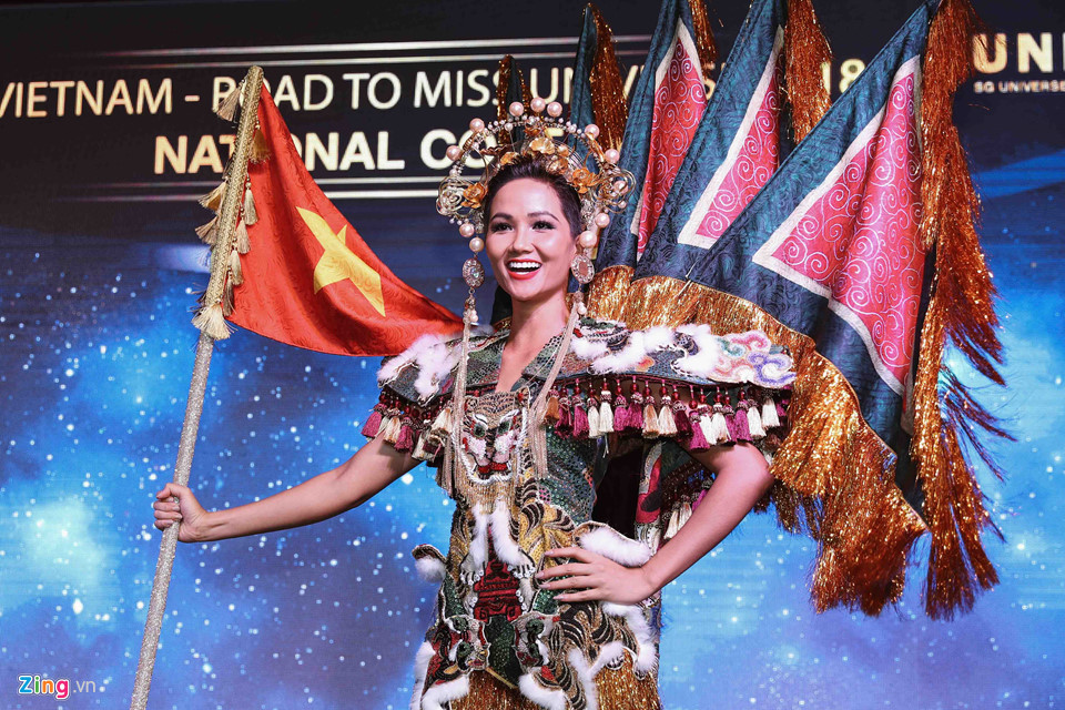 Bộ trang phục cũng khiến nhiều khán giả trầm trồ vì màu sắc bắt mắt, toát nên sự oai hùng của các vị tướng nhưng cũng nữ tính và gợi cảm với váy ngắn. H'Hen Niê có phong thái cuốn hút khi trình diễn.