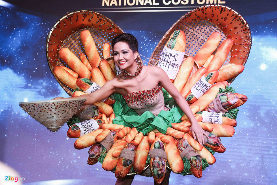 H'Hen Niê cũng thử nghiệm trình diễn trước khán giả. Tại Hoa hậu Hoàn vũ, trang phục dân tộc luôn là phần thi hấp dẫn và có tính giải trí cao. Các thí sinh cũng không cần catwalk quá chỉn chu mà có thể sáng tạo nhiều lối biểu cảm sao cho toát lên tinh thần của bộ đồ.