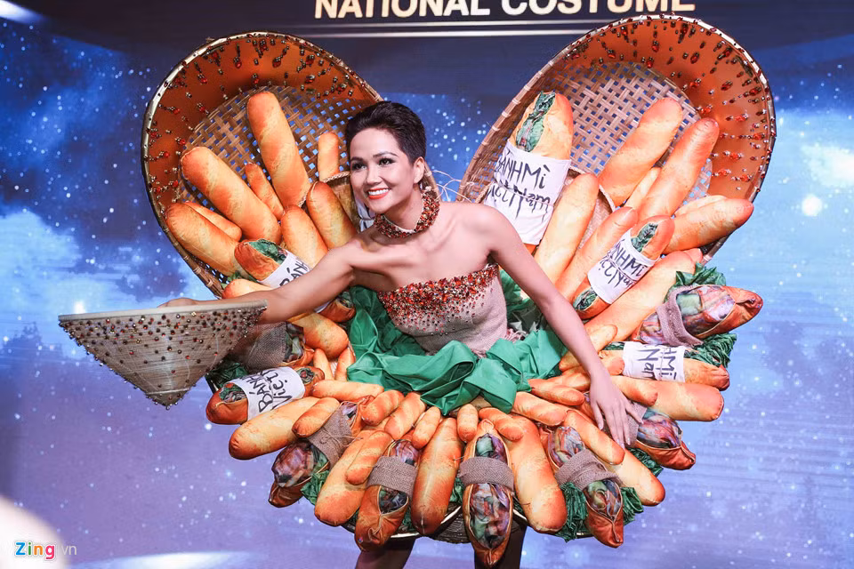 H'Hen Niê cũng thử nghiệm trình diễn trước khán giả. Tại Hoa hậu Hoàn vũ, trang phục dân tộc luôn là phần thi hấp dẫn và có tính giải trí cao. Các thí sinh cũng không cần catwalk quá chỉn chu mà có thể sáng tạo nhiều lối biểu cảm sao cho toát lên tinh thần của bộ đồ.