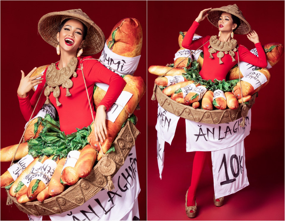 Phiên bản trước đây của bộ trang phục bánh mỳ. Chất liệu áo thiếu tinh tế, bánh mỳ còn chưa trau chuốt hay những tấm biển "10K", "ăn là ghiền" khiến bộ đồ bị nhận xét là hơi hàng chợ. Các nhược điểm đó đều được khắc phục trong phiên bản mới.