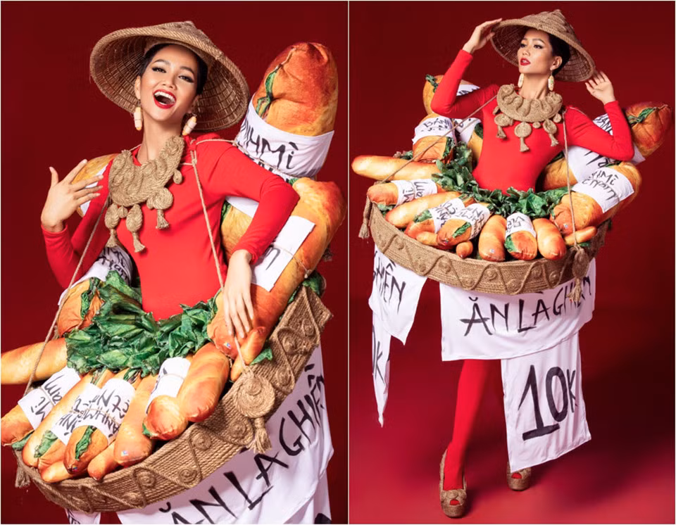 Phiên bản trước đây của bộ trang phục bánh mỳ. Chất liệu áo thiếu tinh tế, bánh mỳ còn chưa trau chuốt hay những tấm biển "10K", "ăn là ghiền" khiến bộ đồ bị nhận xét là hơi hàng chợ. Các nhược điểm đó đều được khắc phục trong phiên bản mới.