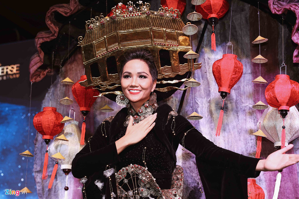 Nếu Phố cổ có nhược điểm thì đó là màu sắc u tối, có thể khiến bộ trang phục bị chìm trên sân khấu rực rỡ của Hoa hậu Hoàn vũ.