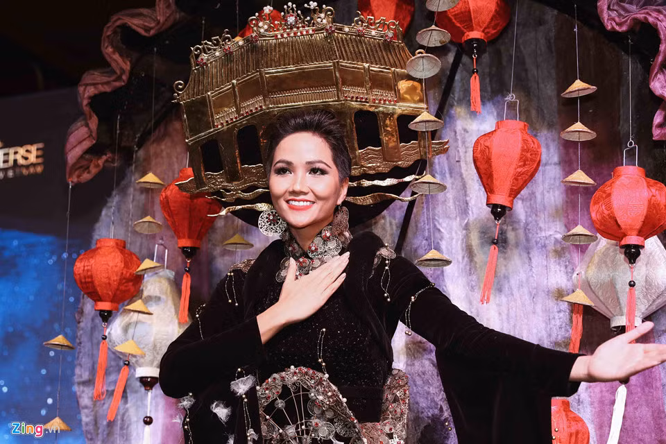 Nếu Phố cổ có nhược điểm thì đó là màu sắc u tối, có thể khiến bộ trang phục bị chìm trên sân khấu rực rỡ của Hoa hậu Hoàn vũ.