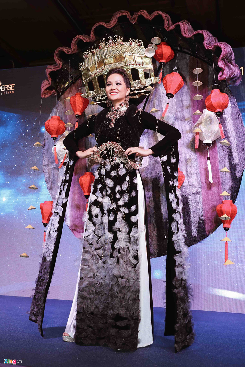 Một bộ khác được yêu thích không kém là Phố cổ, lấy cảm hứng từ phố cổ Hội An với những ngôi đình cổ hay đèn lồng đỏ. Phần phông nền phía sau được rút gọn so với phiên bản trước đây.