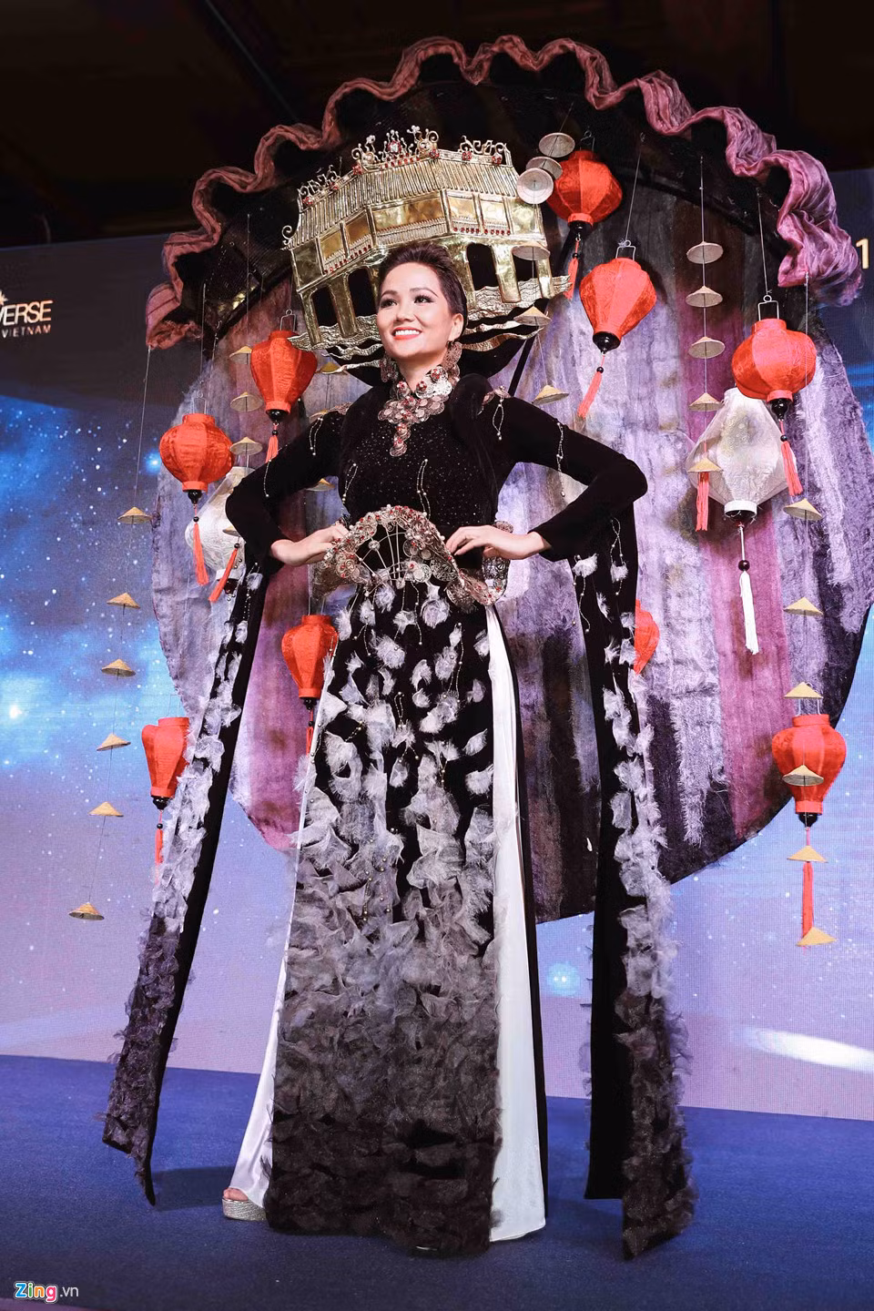 Một bộ khác được yêu thích không kém là Phố cổ, lấy cảm hứng từ phố cổ Hội An với những ngôi đình cổ hay đèn lồng đỏ. Phần phông nền phía sau được rút gọn so với phiên bản trước đây.