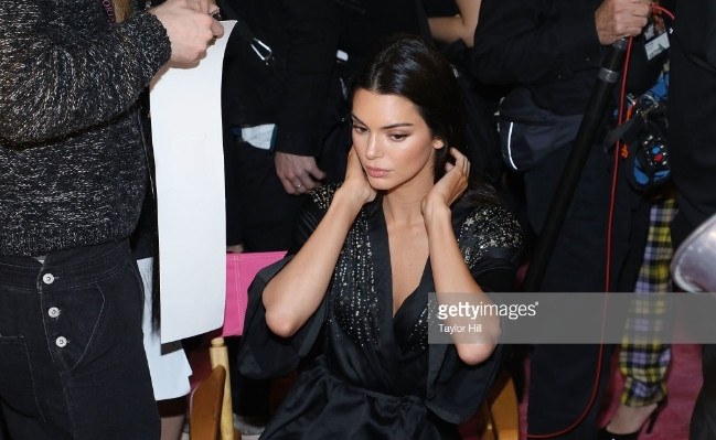 Siêu mẫu được trả lương cao nhất thế giới năm 2018: Kendall Jenner. Lần đầu tiên Kendall sải bước trên sàn diễn VSFS là vào năm 2015.