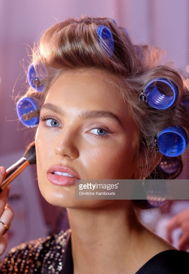 Romee Strijd sẽ là người diện bộ áo lót được hãng Swarovski thiết kế riêng cho Victoria's Secret.