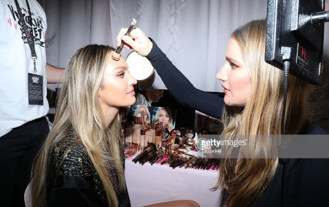 "Thiên thần" Candice Swanepoel giờ đã là bà mẹ hai con.