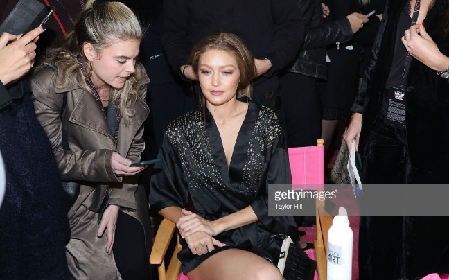 Gigi Hadid đứng thứ 5 trong danh sách "10 người mẫu có thu nhập cao nhất thế giới 2018" do tạp chí Forbes thống kê với 9,5 triệu USD.