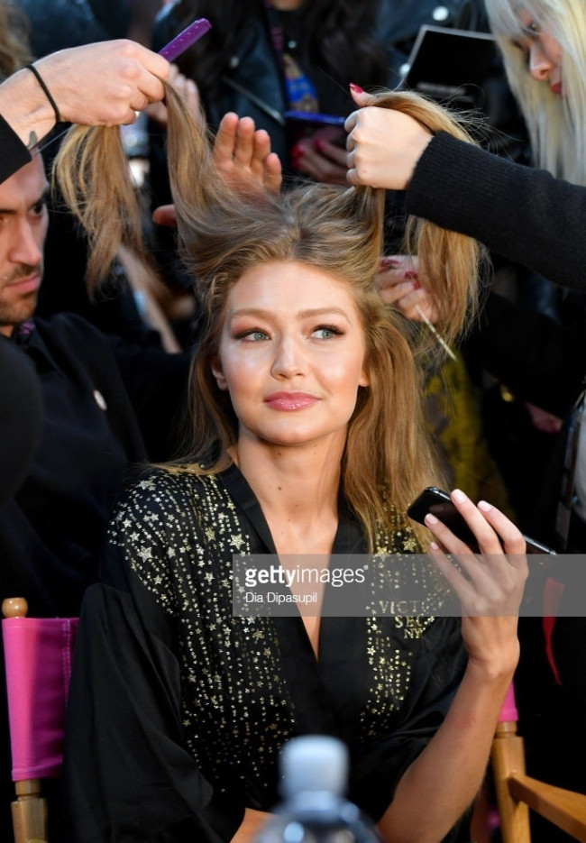 Năm ngoái, vì gặp trục trặc về hộ chiếu vào giờ chót cho nên Gigi Hadid đã không thể tham dự VSFS 2017 tại thành phố Thượng Hải.