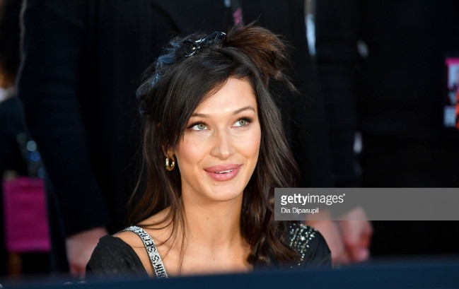 Bella Hadid. Đây là năm thứ 3 liên tiếp cô xuất hiện trên sàn diễn VSFS.