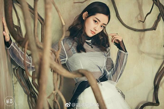 Chúc Tự Đan là nghệ sĩ dưới trướng Dương Mịch. Tuy nhiên, cô lép vế trông thấy so với Địch Lệ Nhiệt Ba. Cùng khởi nghiệp, cũng chỉ là vai phụ trong Tam sinh tam thế thập lý đào hoa, Chúc Tự Đan hiện vẫn chật vật để được lên tuyến vai chính. Trong khi đó, Địch Lệ Nhiệt Ba đã có vị trí vững chắc.