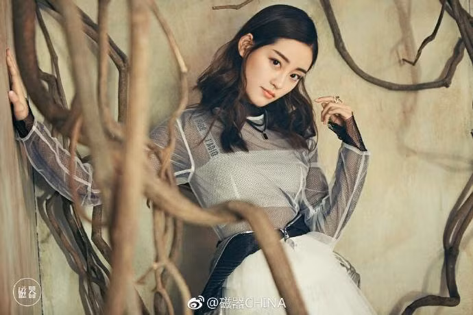 Chúc Tự Đan là nghệ sĩ dưới trướng Dương Mịch. Tuy nhiên, cô lép vế trông thấy so với Địch Lệ Nhiệt Ba. Cùng khởi nghiệp, cũng chỉ là vai phụ trong Tam sinh tam thế thập lý đào hoa, Chúc Tự Đan hiện vẫn chật vật để được lên tuyến vai chính. Trong khi đó, Địch Lệ Nhiệt Ba đã có vị trí vững chắc.