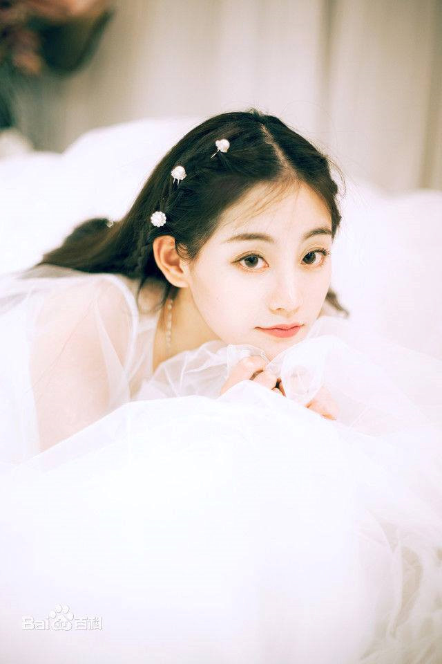 "Tôi rất thích bản Chu Chỉ Nhược của tiền bối Triệu Nhã Chi và Châu Hải My. Hai người đều có vẻ ngoài mỏng manh nhưng lại thể hiện được nội tâm của Chu Chỉ Nhược. Tôi cũng hy vọng mình có thể làm được điều đó", cô nói thêm.