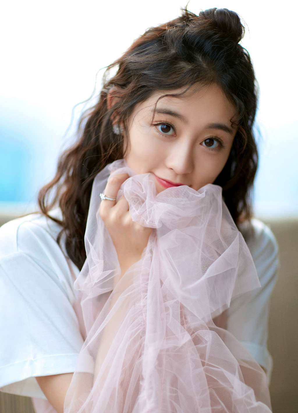 Chúc Tự Đan sinh năm 1992 tại Hắc Long Giang (Trung Quốc). Với thân hình mảnh mai và gương mặt thanh tú, Chúc Tự Đan đam mê vũ đạo thay vì diễn xuất. Nhưng cơ duyên nghiệp diễn đã đến như một sự bất ngờ. Năm 2013, Chúc Tự Đan có vai diễn đầu tiên. Lúc đó, cô đóng vai một cô gái nông thôn trong vở kịch do đài truyền hình trung ương sản xuất.