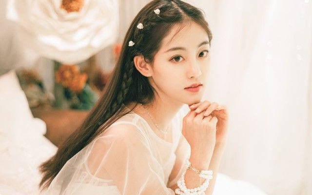 Những hình ảnh đời thường như công chúa của Chúc Tự Đan. "Nhiều bạn bè cũng hỏi tại sao gương mặt của tôi lại được mời vào vai phản diện. Tôi cũng tự hỏi điều đó nhiều lần", cô thừa nhận trên QQ.