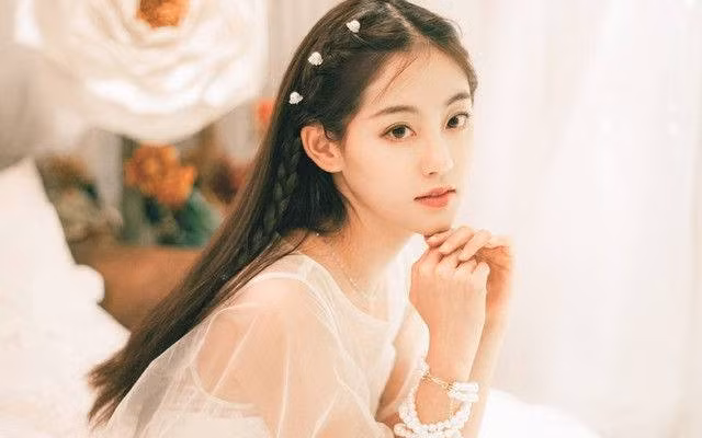 Những hình ảnh đời thường như công chúa của Chúc Tự Đan. "Nhiều bạn bè cũng hỏi tại sao gương mặt của tôi lại được mời vào vai phản diện. Tôi cũng tự hỏi điều đó nhiều lần", cô thừa nhận trên QQ.