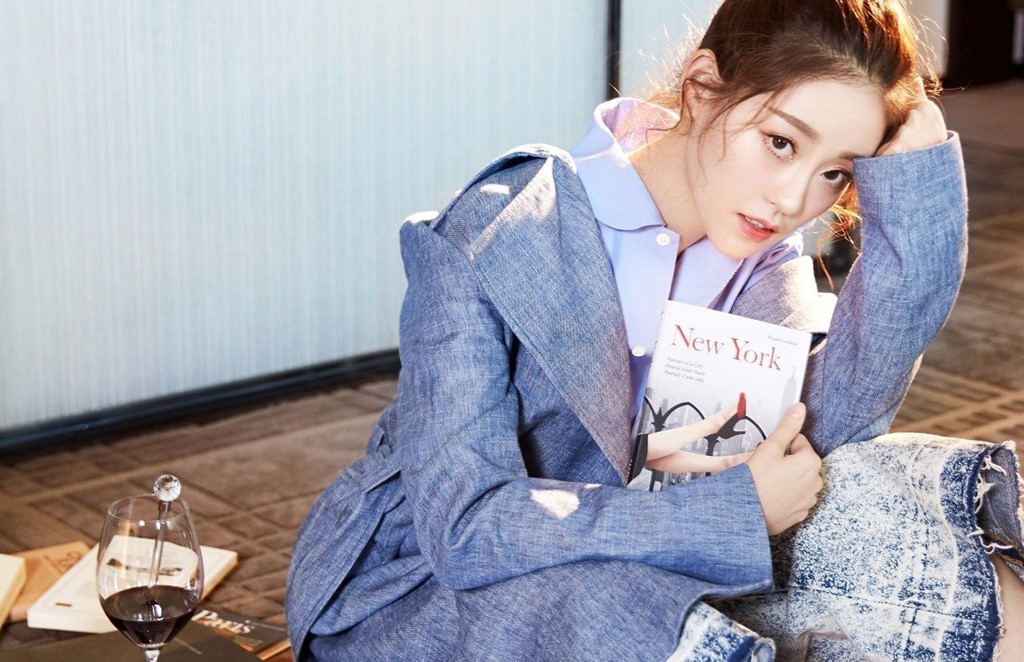 Chúc Tự Đan tốt nghiệp Học viện Hí kịch Trung ương. Cô hay đùa rằng sự nghiệp của mình cũng hài hước như diễn kịch.