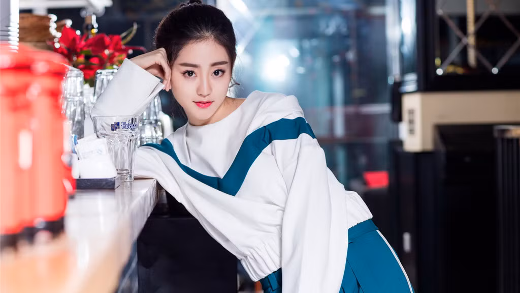 Trong các nhân vật nữ của Kim Dung, Chu Chỉ Nhược được xếp vào hàng lợi hại nhất. Nhiều diễn viên như Xa Thi Mạn, Cao Viên Viên, Đặng Tụy Văn, Châu Hải My nhờ Chu Chỉ Nhược mà trở nên nổi tiếng. Chúc Tự Đan được kỳ vọng sẽ là ngôi sao sáng trong bản phim 2018.