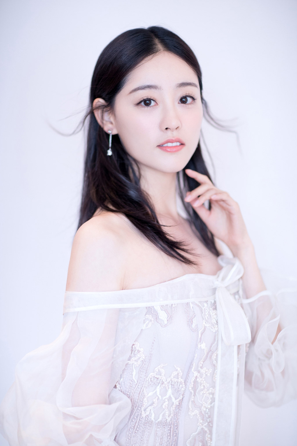 Chu Chỉ Nhược trong bản mới có vẻ đẹp thanh khiết. Trong số các “ác nữ” của Kim Dung, Chu Chỉ Nhược là nhân vật gây nhiều tranh cãi và sở hữu lượng fan đông đảo không kém nữ chính Triệu Mẫn. Chu Chỉ Nhược là đồ đệ cưng của Duyệt Tuyệt sư thái, được truyền thụ Cửu Dương công, sau này luyện Cửu Âm chân kinh.