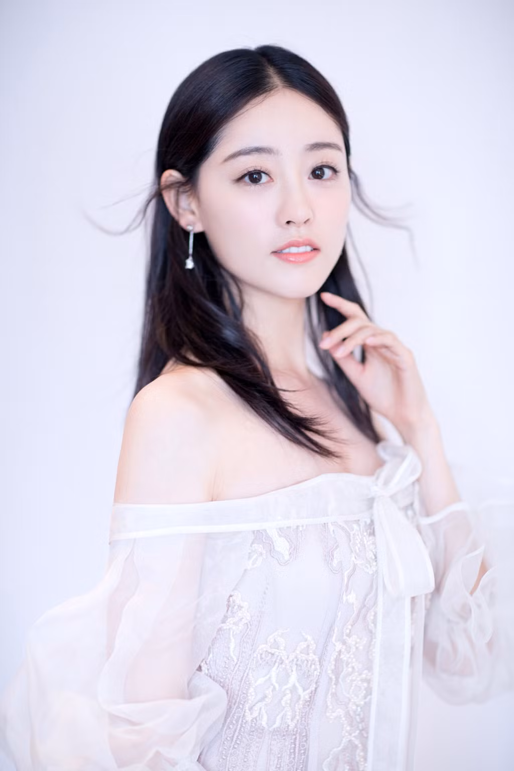 Chu Chỉ Nhược trong bản mới có vẻ đẹp thanh khiết. Trong số các “ác nữ” của Kim Dung, Chu Chỉ Nhược là nhân vật gây nhiều tranh cãi và sở hữu lượng fan đông đảo không kém nữ chính Triệu Mẫn. Chu Chỉ Nhược là đồ đệ cưng của Duyệt Tuyệt sư thái, được truyền thụ Cửu Dương công, sau này luyện Cửu Âm chân kinh.