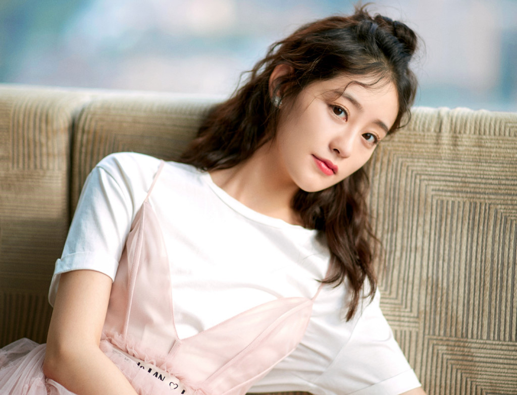 Ngoài đời, Chúc Tự Đan tự nhận mình là cô gái tinh nghịch và thích nói đùa. Cô hay tụ tập với bạn bè, thích ngồi ăn ở những quán bình dân. Từ khi khởi nghiệp đến giờ, cô chưa vướng bất kỳ tin đồn tình cảm nào. "Ai đó cho rằng nghệ sĩ phải có scandal. Tôi lại không nghĩ vậy. Tôi chỉ muốn cống hiến những vai diễn mới", cô nói.