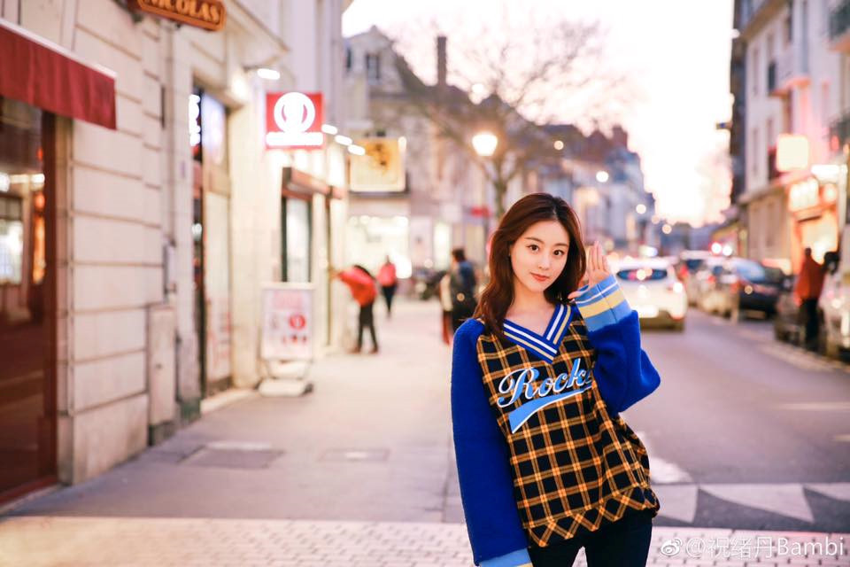 Hình ảnh tươi trẻ của Chúc Tự Đan trong đời thường. Ở tuổi 26, cô được khen có vẻ ngoài thanh tú, trẻ trung như nữ sinh.