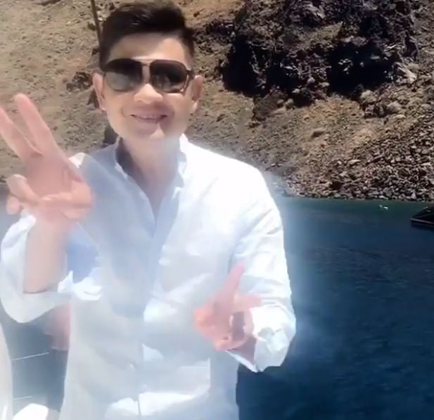 Ngoài ra, trên một fanpage chuyên bàn về chuyện showbiz cho biết, anh chàng này là một doanh nhân trẻ tuổi, sở hữu nhiều công ty lớn, vừa mới khai trương thêm một công ty cách đây vài tháng, có sở thích đi du lịch khắp thế giới.