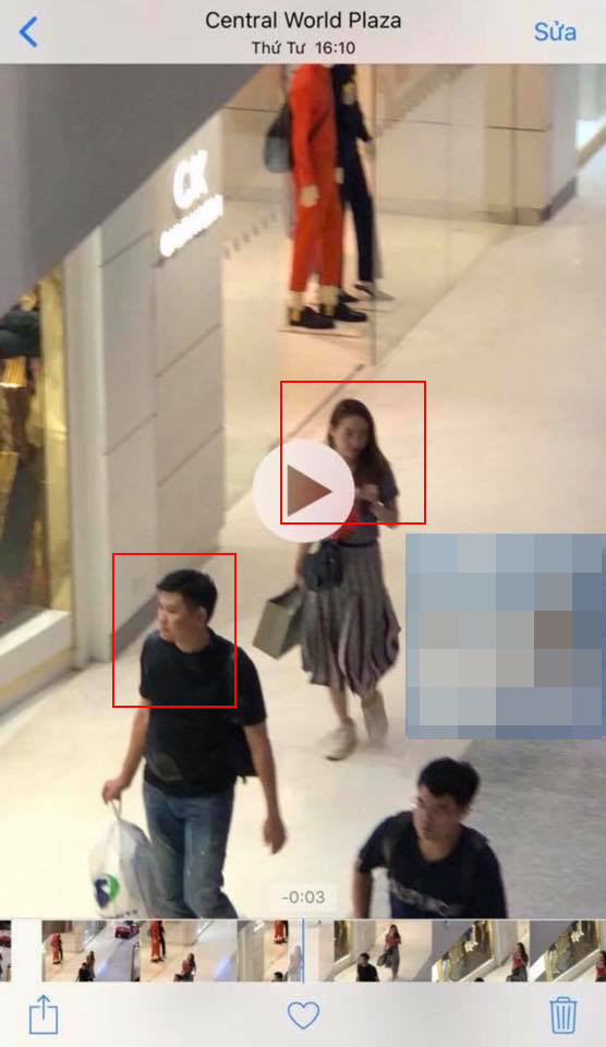 Thậm chí một cư dân mạng còn bắt gặp ca sĩ Minh Hằng đi chơi cùng bạn trai.