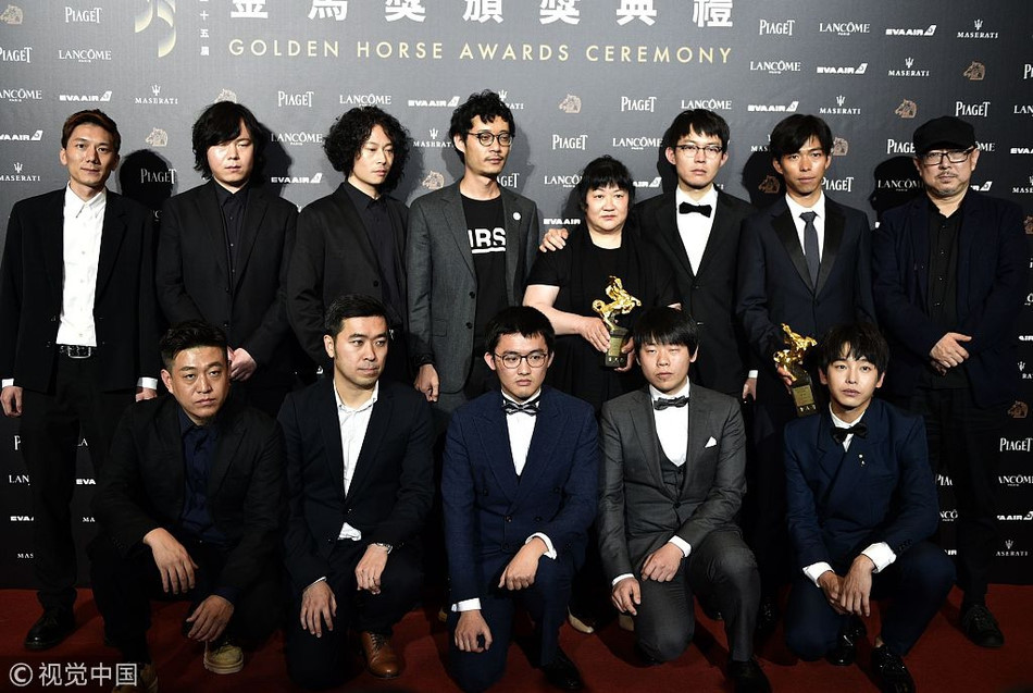 Phim hay nhất được trao cho ê-kíp Con voi ngồi trên chiếu đất. Phim là tác phẩm cuối cùng của đạo diễn Hồ Ba. Đạo diễn Hồ Ba tự tử vào năm 2017, trước ngày phim ra mắt.