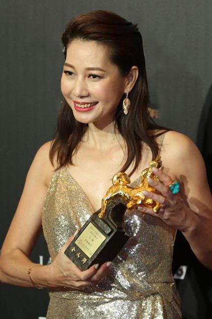 Nữ diễn viên phụ xuất sắc thuộc về Đinh Ninh. Đinh Ninh có bước ngoặt trong sự nghiệp khi thể hiện thành công phim Hạnh phúc nơi thành phố.