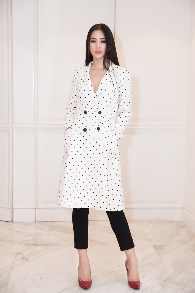 Tuy nhiên, một số trang phục của cô không được đánh giá cao, đơn cử là set đồ này. Sự kết hợp giữa blazer dáng dài chấm bi, quần bó sát và giày cao gót đỏ thẫm, làm cho tổng thể diện mạo Tiểu Vy không ăn nhập, thậm chí có phần sến sẩm.