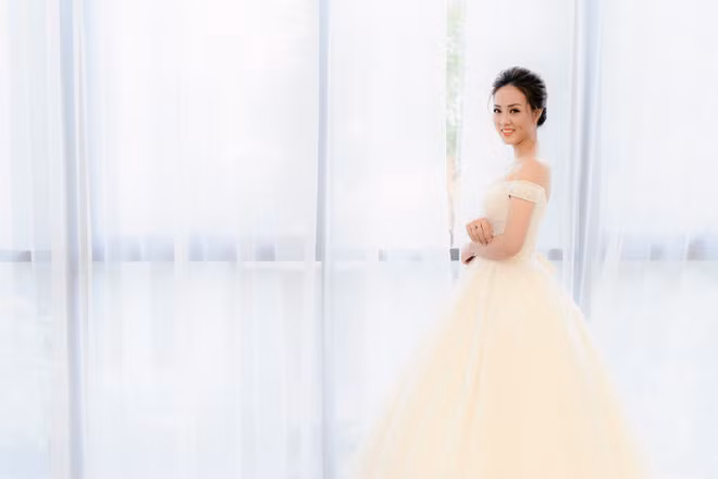 Nụ cười má lúm đồng tiền càng giúp cô dâu tỏa sáng.