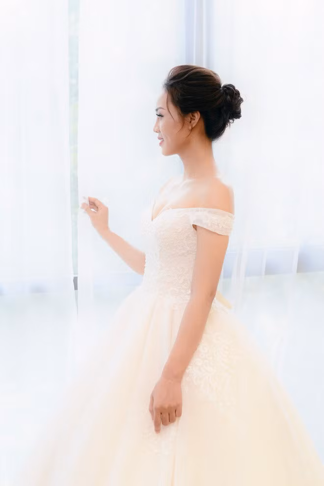 Hình ảnh mới từ loạt ảnh thử váy cưới của Ngọc Hà khiến tin đồn đám cưới giữa cô và Công Lý thêm cơ sở vững tin.