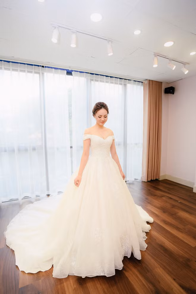 Ngọc Hà lựa chọn kiểu váy cưới vừa quyến rũ vừa nữ tính, giúp tôn lên đường nét mềm mại của cơ thể.