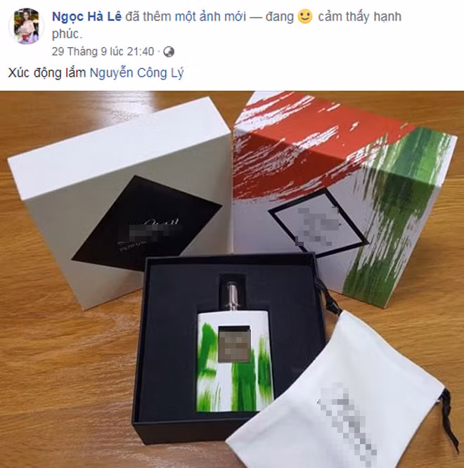 Trong ngày 29/9 vừa qua, Ngọc Hà chia sẻ hình ảnh món quà được tặng từ người thương với lời nhắn: "Xúc động lắm". Quà của Công Lý là chai nước hoa đến từ một thương hiệu của Paris, Pháp.