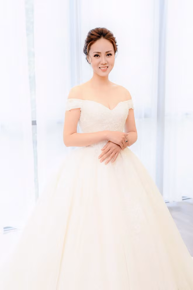 Mới đây hình ảnh Ngọc Hà diện váy cưới lại gây chú ý. Nhiều tin đồn cô sẽ lên xe hoa trong năm nay. Tuy nhiên người trong cuộc chưa lên tiếng vì muốn giữ bí mật. Ngọc Hà khiến cư dân mạng phát sốt với chiếc váy cúp ngực sexy, kết hợp với phần voan mỏng nhẹ ngang ngực.