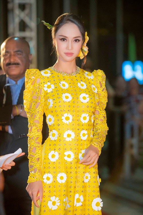 Vũ Ngọc Anh diện trang phục tông vàng, họa tiết hoa đẹp rạng rỡ.