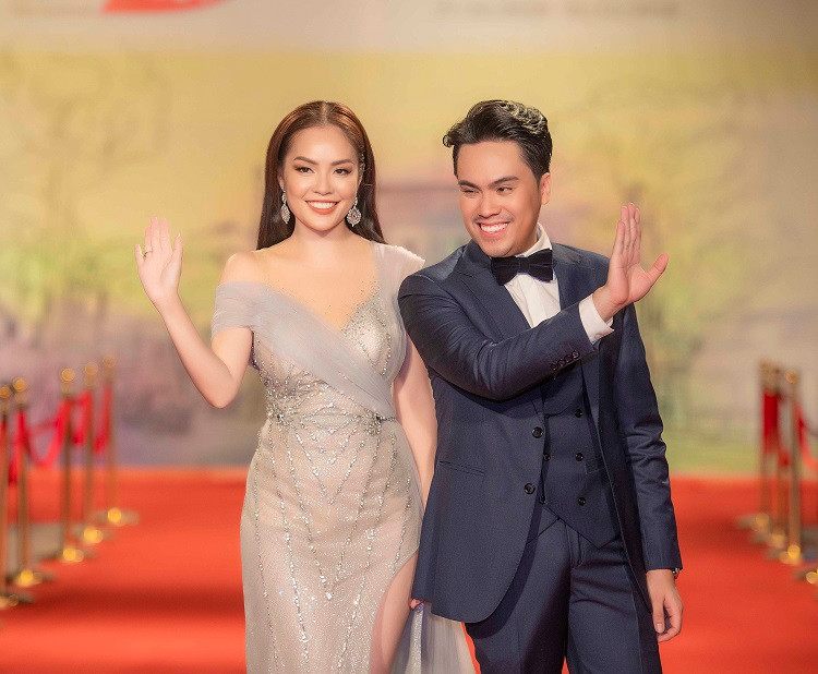 Dương Cẩm Lynh lộng lẫy trong bộ đầm dạ hội ánh bạc sánh đôi cùng MC Thái Dũng trên thảm đỏ.