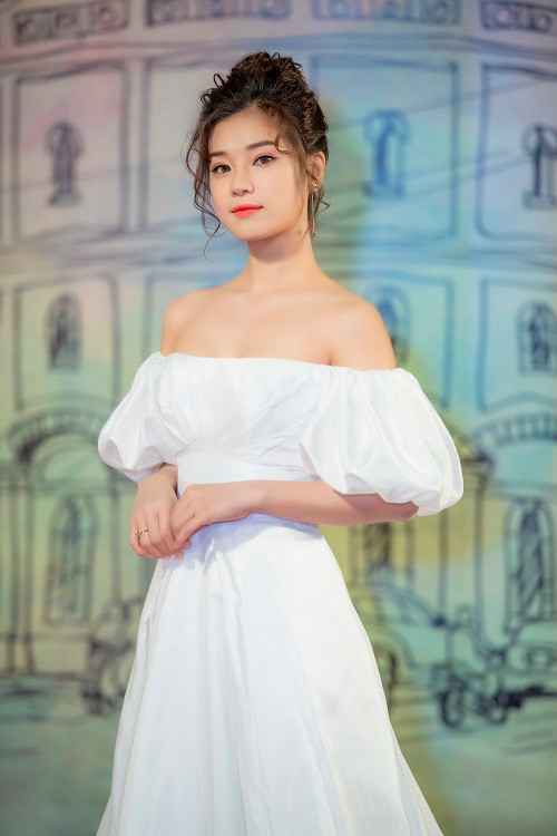 Hoàng Yến Chibi diện váy trắng nữ tính, đẹp ngọt ngào.