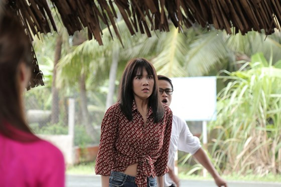 Sau Vong eo 56, Ngoc Trinh dong gai que trong phim Tet 2019